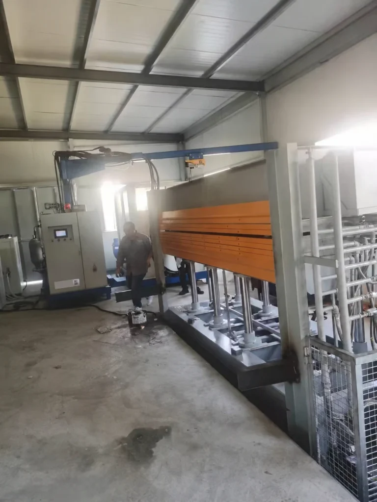 Hydraulic press for discontinuous polyurethane sandwich panel molding in a workshop